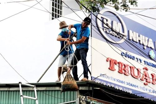 Chủ tịch Đà Nẵng: Đừng cứng nhắc, phải tạo điều kiện cho dân sửa nhà chống bão