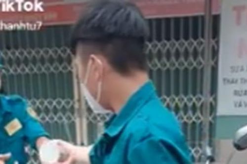 Người đàn ông liên tục chắp tay cảm ơn dân quân tự vệ, biết được lý do ai nấy đều rưng rưng