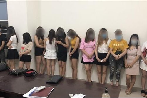 Bán phấn buôn hương bất chấp dịch bệnh