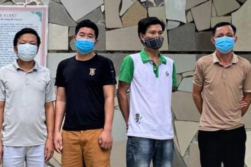 Bắt quả tang 4 người đàn ông tụ tập đánh bạc khi đang cách ly xã hội