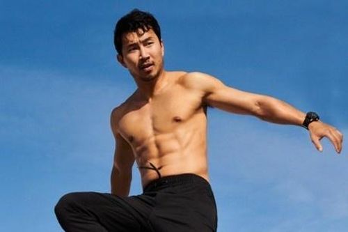 Hậu trường cảnh Lưu Tư Mộ nhào lộn trên xe buýt ở 'Shang-Chi'