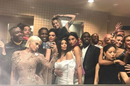Lệnh cấm nghệ sĩ chụp ảnh selfie, ăn hành tây khi tới Met Gala