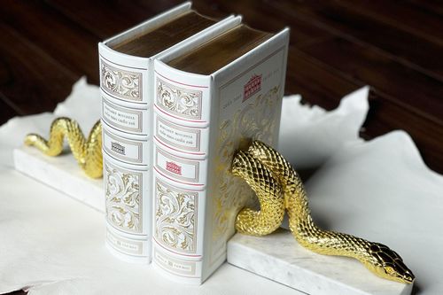 Sách đặc biệt liên tục tăng giá