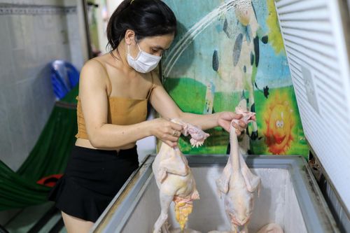 Lác đác hàng quán chuẩn bị mở cửa trở lại ở TP.HCM