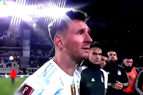 Messi khóc khi ăn mừng với cổ động viên Argentina