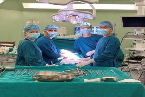 Nam sinh viên nhập viện sau khi uống nước tẩy rửa bồn cầu