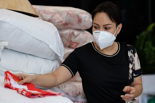 Việt Hương xin lỗi khi phát nhầm gạo mốc