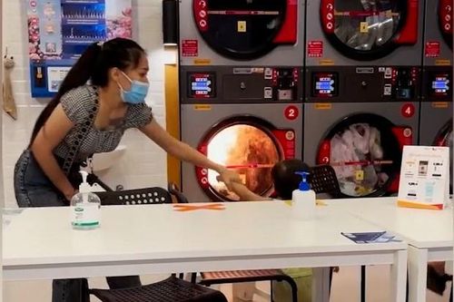 Mẹ kéo con khỏi chiếc máy sấy quần áo bốc cháy ở Thái Lan