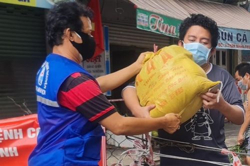 Đạo diễn làm bốc vác, shipper thời dịch ở TP.HCM