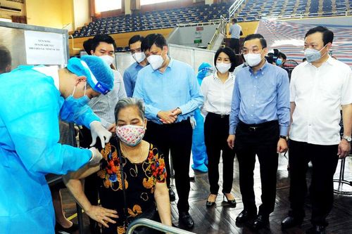 Chủ tịch UBND TP Chu Ngọc Anh: Phấn đấu hoàn tất xét nghiệm, tiêm vaccine Covid-19 mũi 1 cho người dân trên 18 tuổi, làm cơ sở xem xét nới lỏng giãn cách xã hội