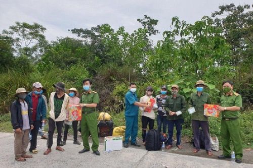 Đà Nẵng đưa gần 100 lao động ở trong rừng đến nơi an toàn để trú bão