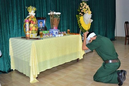 Đại úy quân đội bái vọng mẹ khi đang làm nhiệm vụ ở khu cách ly phòng, chống Covid-19