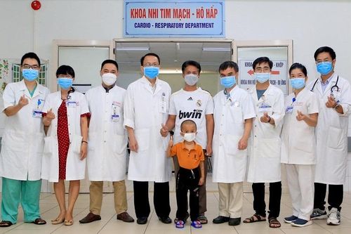 Cứu sống bé 5 tuổi nguy kịch tính mạng do bị ong đốt