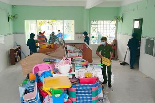 Đà Nẵng đưa người dân mắc kẹt trong rừng, nhà xuống cấp đến nơi an toàn
