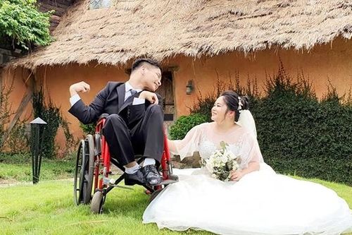 Nhạc sĩ viết nhạc bằng... chân