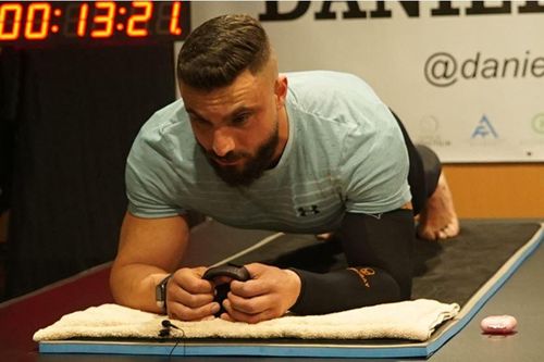 Người đàn ông phá kỷ lục plank lâu nhất thế giới