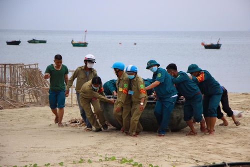 Đà Nẵng người dân di chuyển tàu thuyền và chằng chống nhà cửa trước bão số 5
