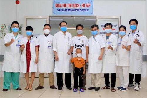 Bệnh viên Trung ương Huế cứu sống bé trai bị ong vò vẽ đốt hơn 50 vết