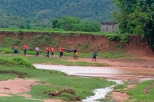 Vượt suối về nhà, người phụ nữ bị nước cuốn trôi