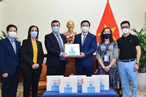 Israel trao tặng vật tư y tế hỗ trợ Việt Nam phòng chống dịch Covid-19