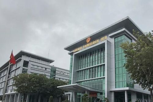 Đưa người mắc Covid-19 về địa phương, Giám đốc Sở Y tế và Chánh văn phòng Ủy ban tỉnh bị phê bình