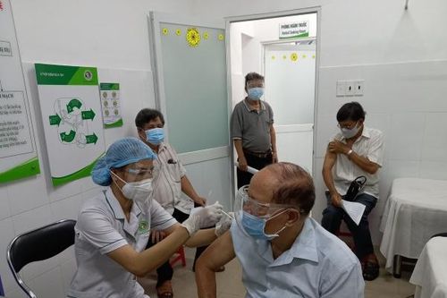 Người cao huyết áp, thấp huyết áp, sốt nhẹ đều có thể tiêm vắc xin COVID-19