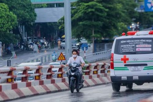Né chốt 'vùng đỏ', người dân phóng ngược chiều lên cầu Chương Dương