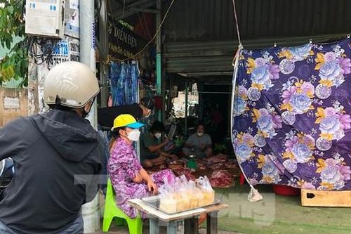 Chợ tự phát tại TPHCM lại nhộn nhịp: Khách kéo màn mua thịt, luồn dây chọn rau