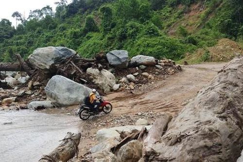 Vùng sạt lở Quảng Nam di dời dân, vận chuyển gạo dự trữ chống bão Côn Sơn