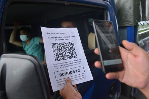 Nhiều xe không thuộc diện ưu tiên vẫn được cấp mã QR qua chốt