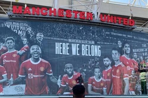 MU trưng áp phích mới ở Old Trafford, chỉ Paul Pogba vắng bóng