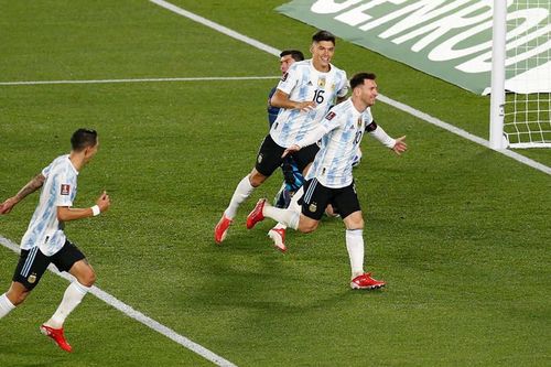 Messi nói gì sau khi vượt thành tích ghi bàn của Pele?