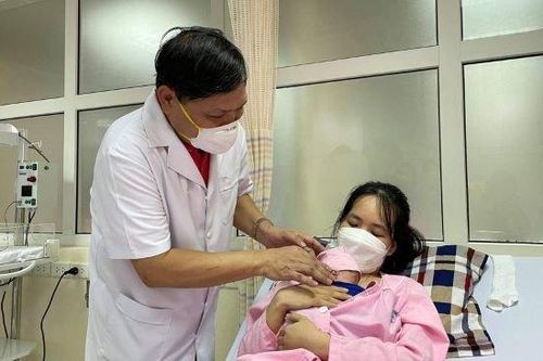Nuôi dưỡng thành công em bé sinh non 0,4 kg, nhẹ nhất Việt Nam