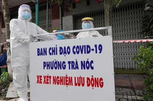 Xe xét nghiệm lưu động đến tận nhà lấy mẫu cho người dân Cần Thơ
