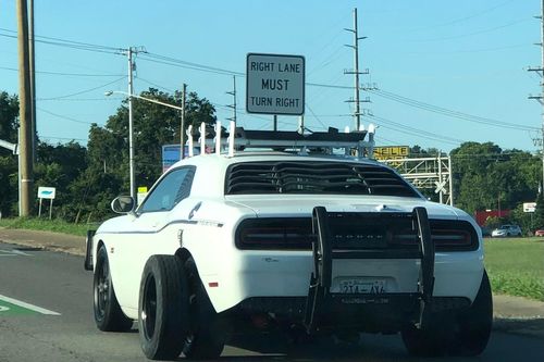 Bắt gặp chiếc Dodge Challenger ra đường với bộ lốp đôi kỳ dị