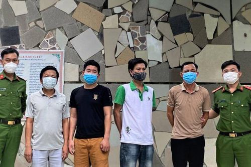 Đánh 'liêng' hàng chục triệu đồng giữa mùa dịch