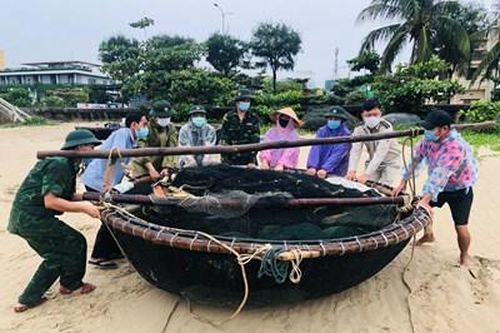 Đà Nẵng khẩn trương di chuyển tàu thuyền và chằng chống nhà cửa trước bão số 5
