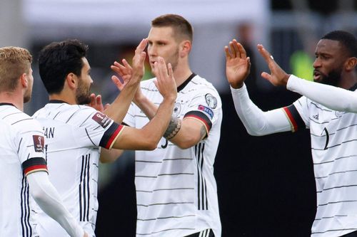 Máy bay chở tuyển bóng đá Đức dự vòng loại World Cup gặp trục trặc