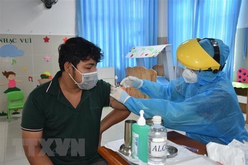 Chỉ đo huyết áp trước khi tiêm vaccine với người trên 65 tuổi
