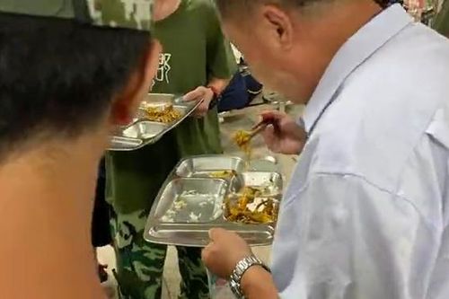 Video thầy hiệu trưởng ăn thức ăn thừa của học sinh 'gây bão' trên mạng xã hội Trung Quốc