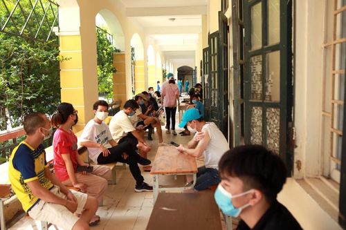 Người dân Hà Nội xếp hàng chờ đợi tiêm vaccine Vero Cell