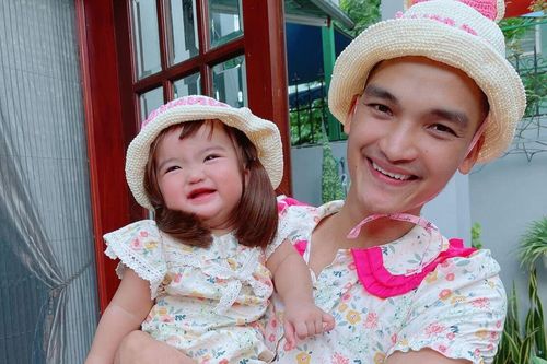Mạc Văn Khoa bất ngờ mặc váy của vợ, phải lén chụp ảnh cùng con và đây là lý do