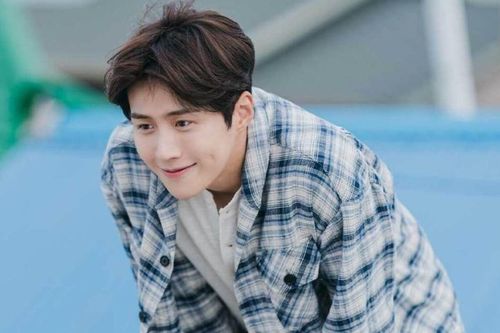 Góc phi lý: Nam chính làm shipper mà dát toàn hàng hiệu trong Hometown Cha-Cha-Cha