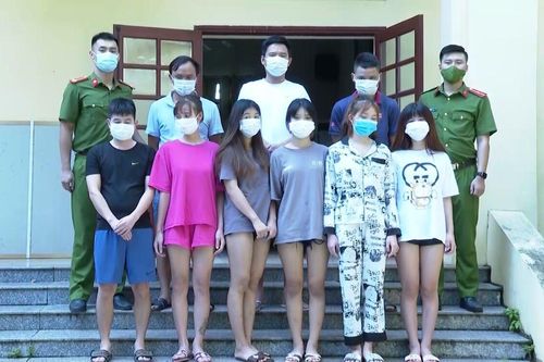 Bắt quả tang 9 'nam thanh nữ tú', 'mở tiệc' ma túy trong nhà nghỉ tại Hòa Bình