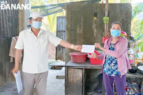 Người dân phấn khởi nhận tiền hỗ trợ do ảnh hưởng Covid-19