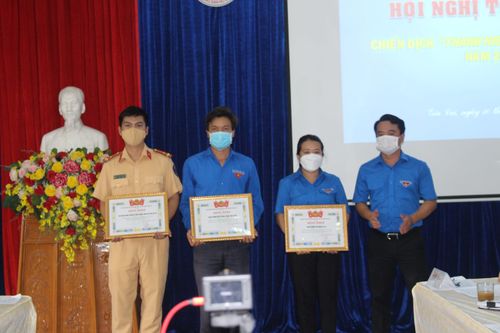 Gia Lai: Tặng bằng khen cho 32 tập thể và 29 cá nhân xuất sắc trong chiến dịch 'Thanh niên tình nguyện hè' năm 2021