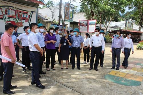 Phó Chủ tịch UBND Giàng Thị Dung kiểm tra công tác giáo dục và đào tạo tại Bắc Hà, Si Ma Cai