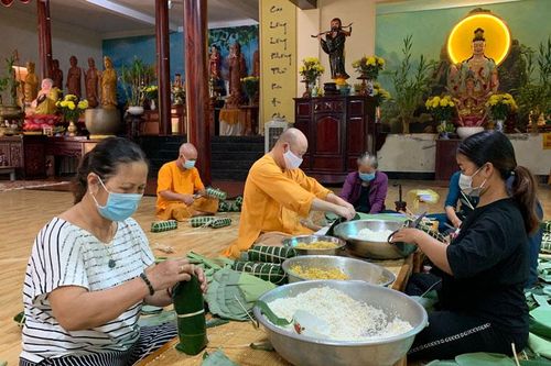 Đạ Tẻh: Chùa Khánh Vân gói bánh tét hỗ trợ công nhân khó khăn vùng dịch