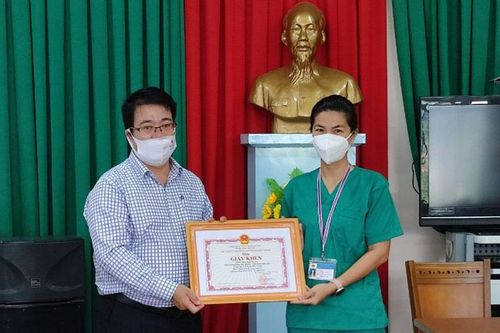 Lãnh đạo huyện Đức Trọng thăm, tặng quà đội ngũ cán bộ, nhân viên y tế