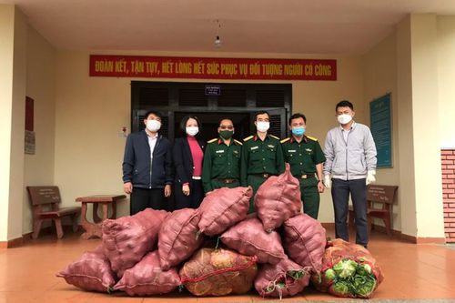 Đoàn Kinh tế Quốc phòng Lâm Đồng tiếp tục tặng quà khu cách ly phòng chống covid-19 tại Đà Lạt